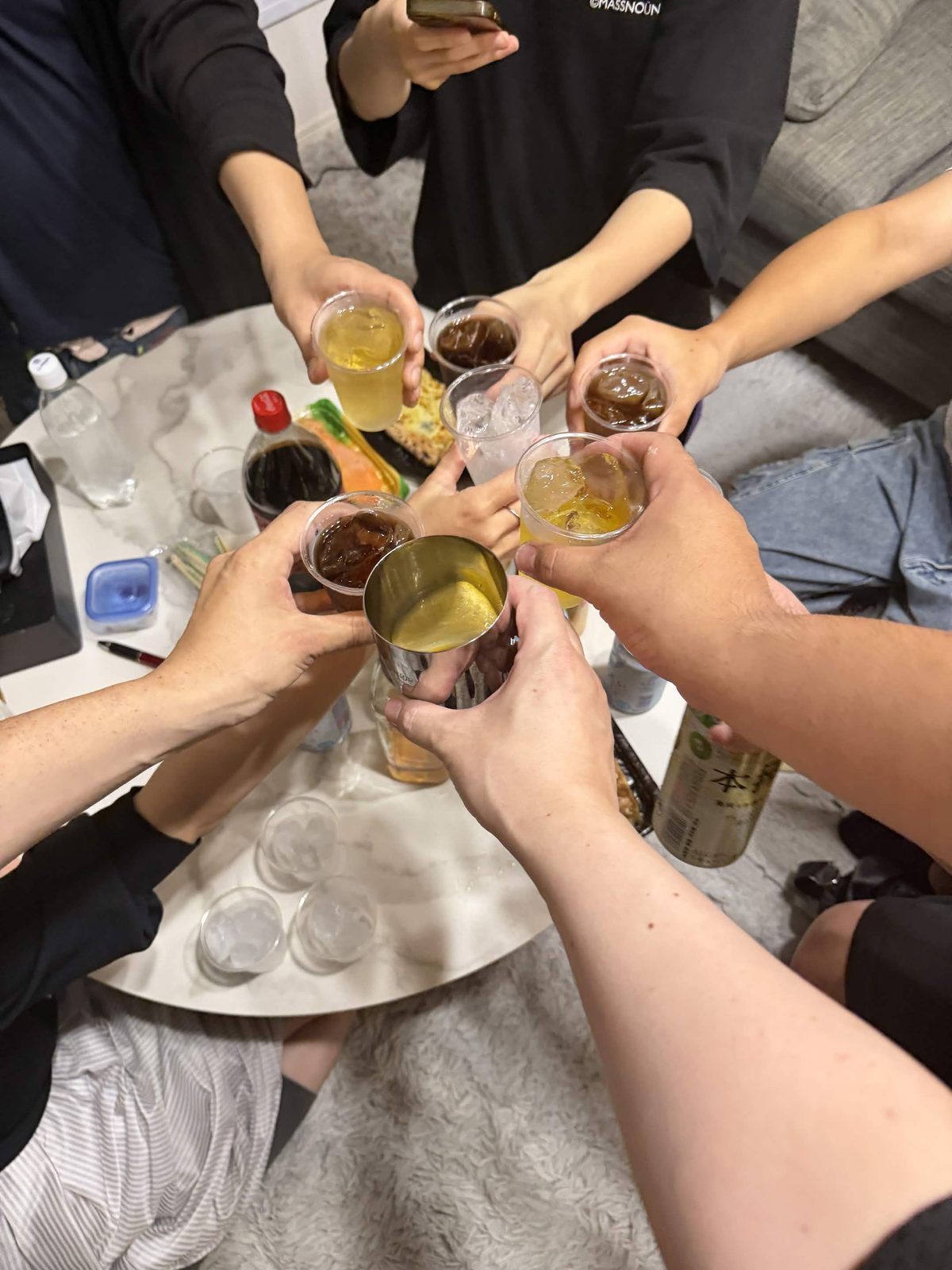 オフ会で乾杯するメンバー(顔はモザイク処理済み)
