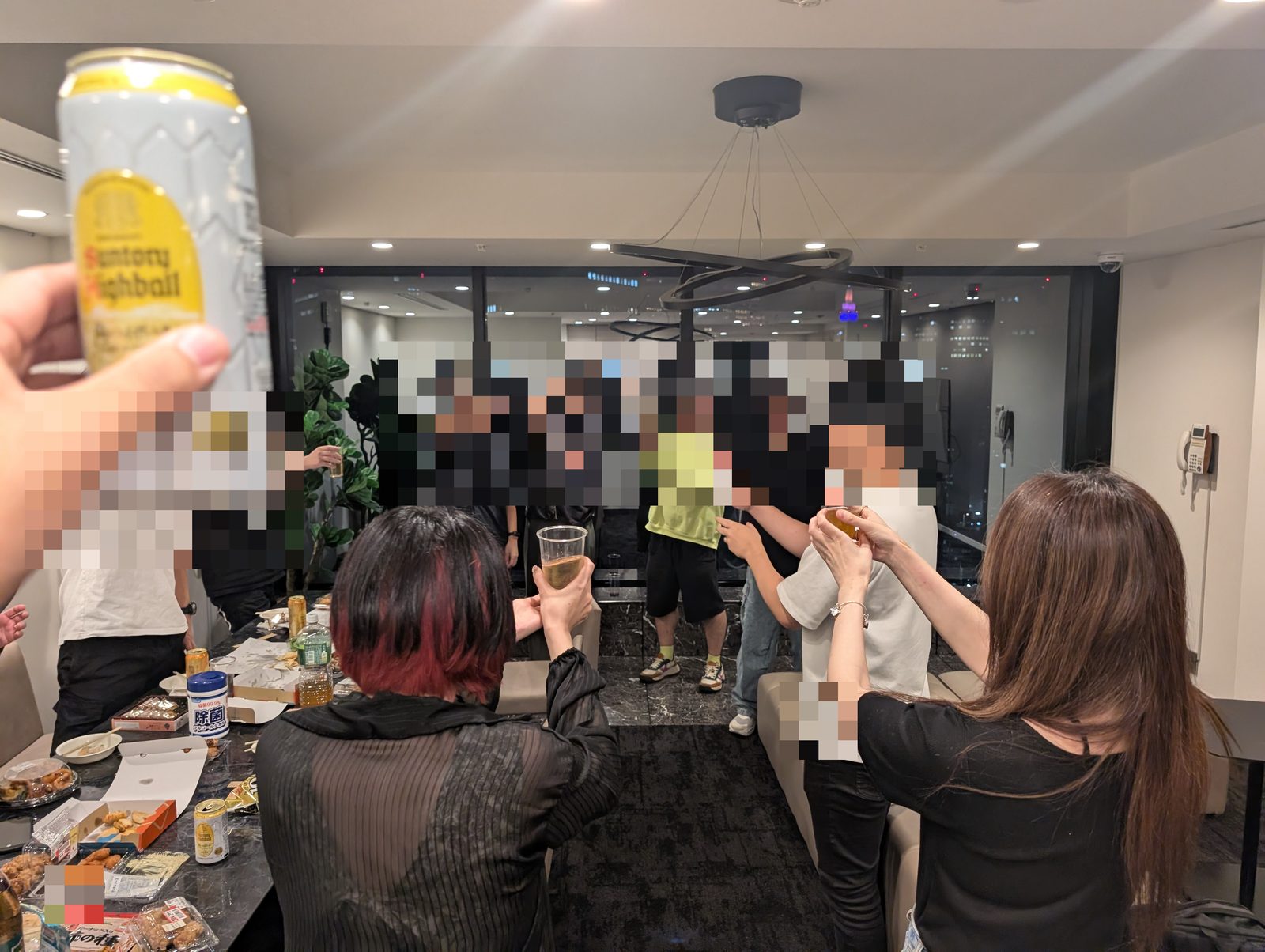 第2回オフ会の乾杯(顔はモザイク処理済み)