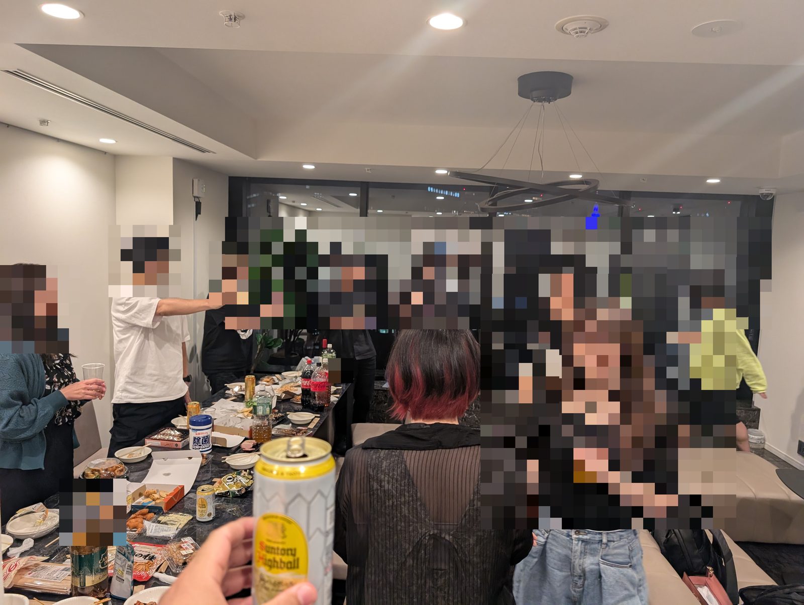 オフ会で歓談するメンバー(顔はモザイク処理済み)