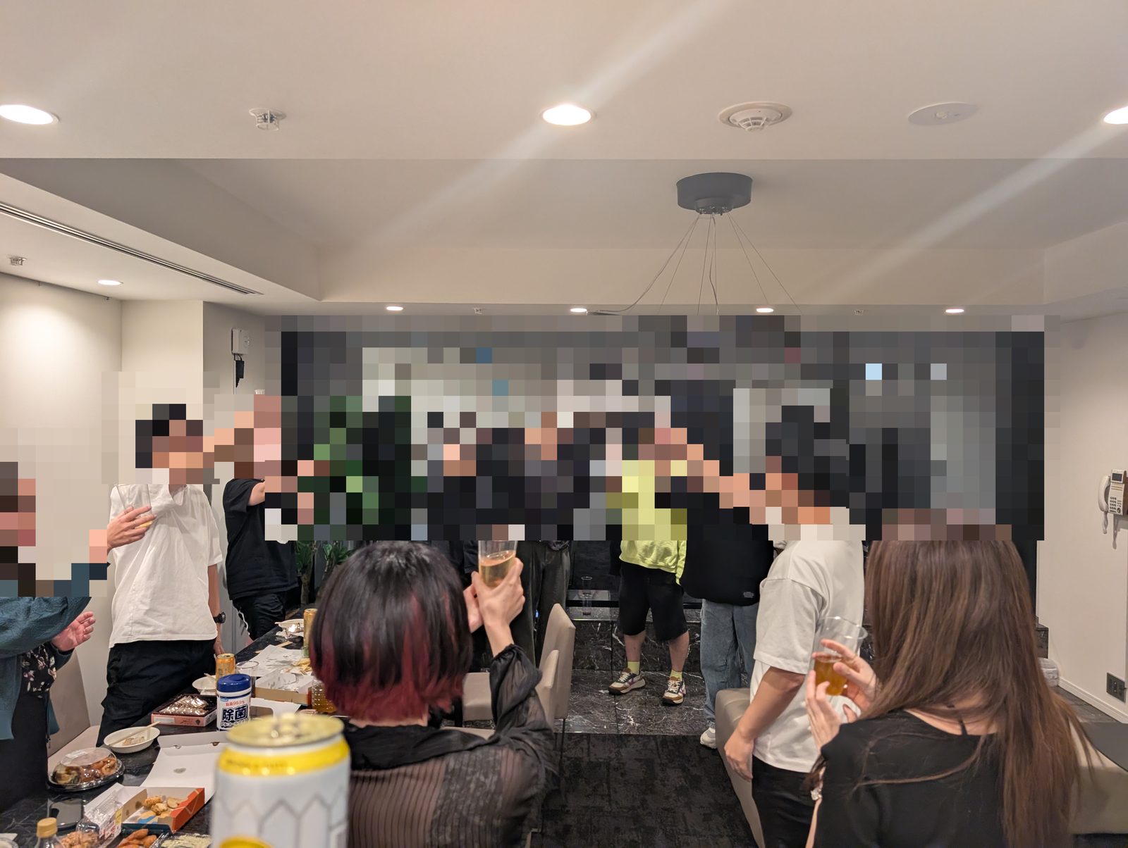 第2回オフ会で参加メンバーが乾杯している様子(顔はモザイク処理済み)